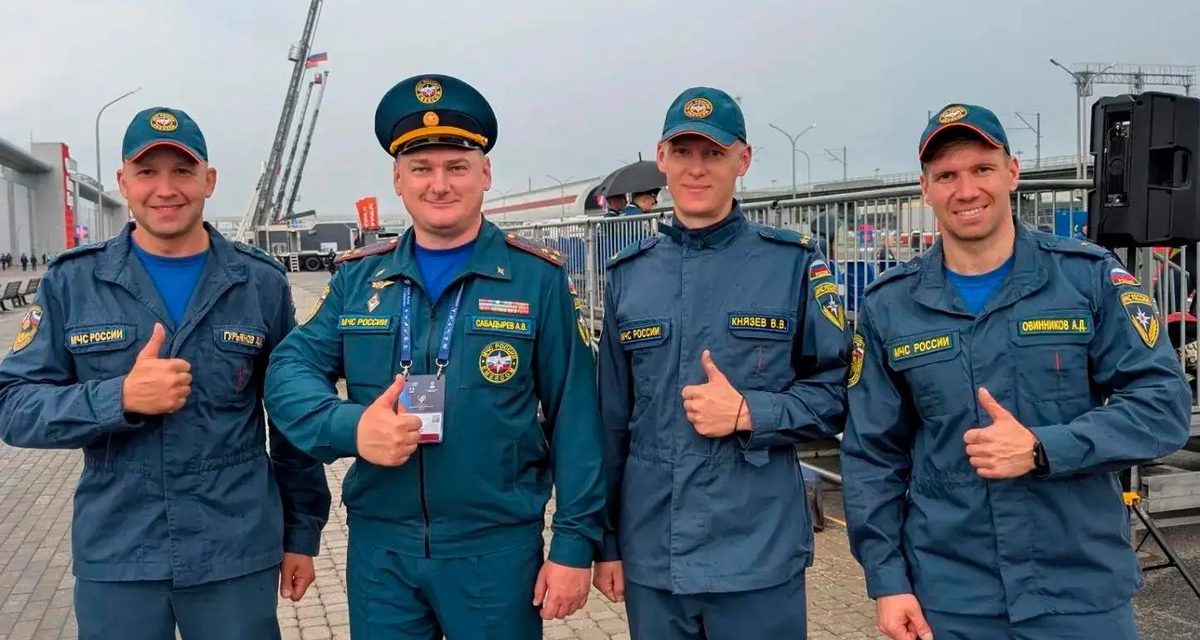 Новомосковские пожарные на скорость надели боевую одежду и прошли полосу «Пожарный Олимп»