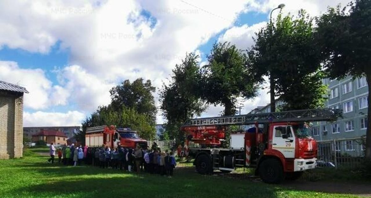 В школе №9 Ефремова детям показали пожарные машины, боевую одежду и мощную струю