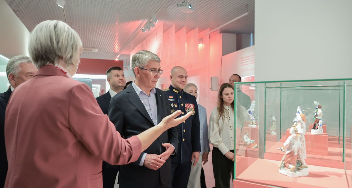 В Туле открыли выставку с более чем 250 предметами советского агитационного фарфора