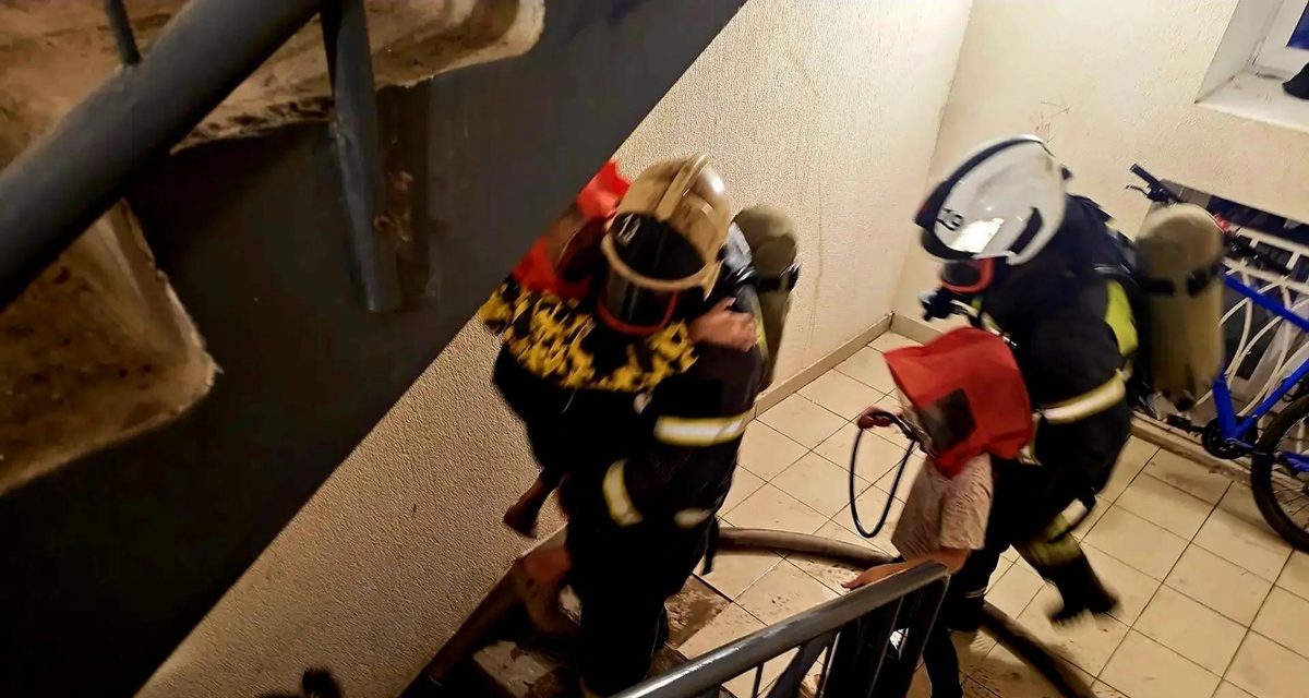 Тульские пожарные ночью спасли 23 человека из горящей девятиэтажки, включая 12 детей