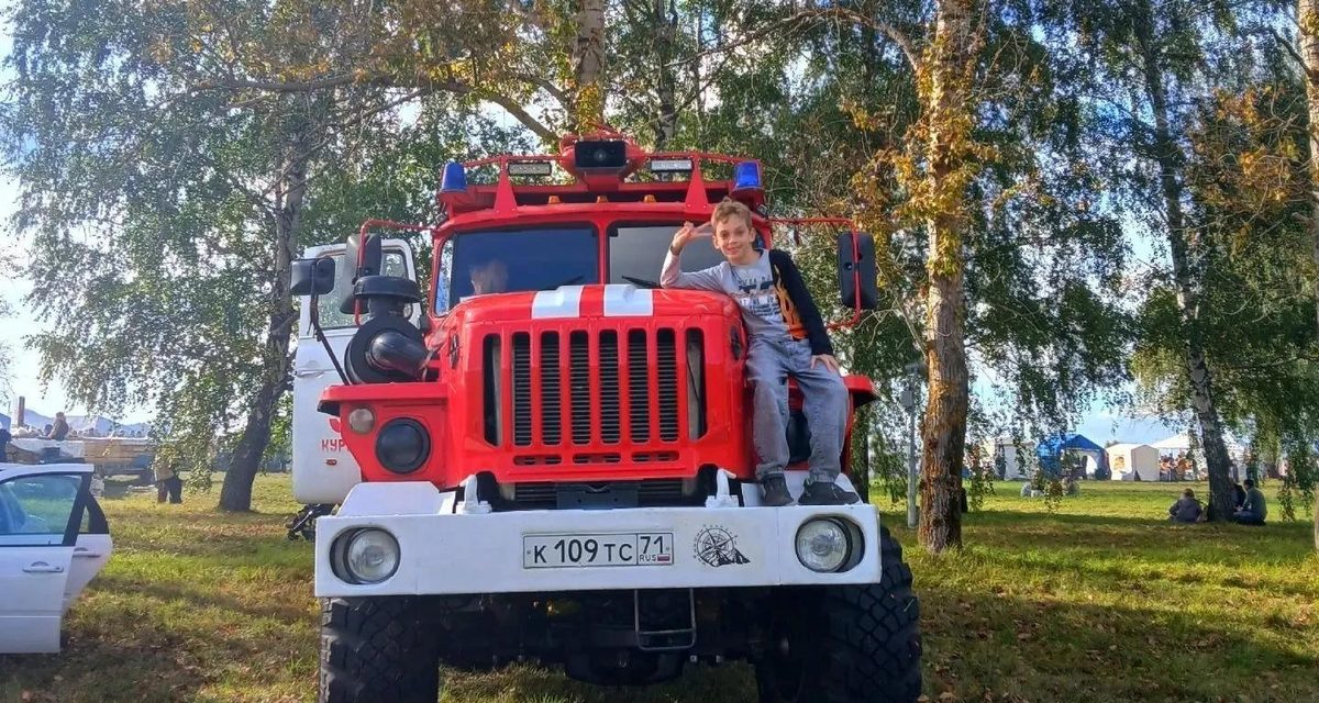 Водитель пожарной машины показал мальчику технику на празднике Куликовской битвы